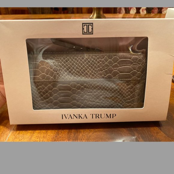 NWOT Ivanka Trump Gray Snake Wallet - Picture 3 of 5